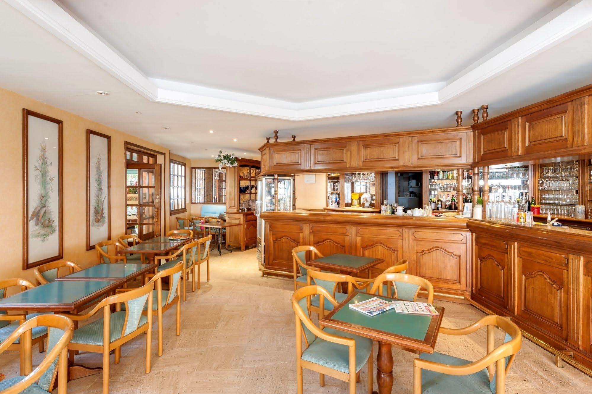 Hotel Le Provencal Logishotels Ле Исамбр Екстериор снимка