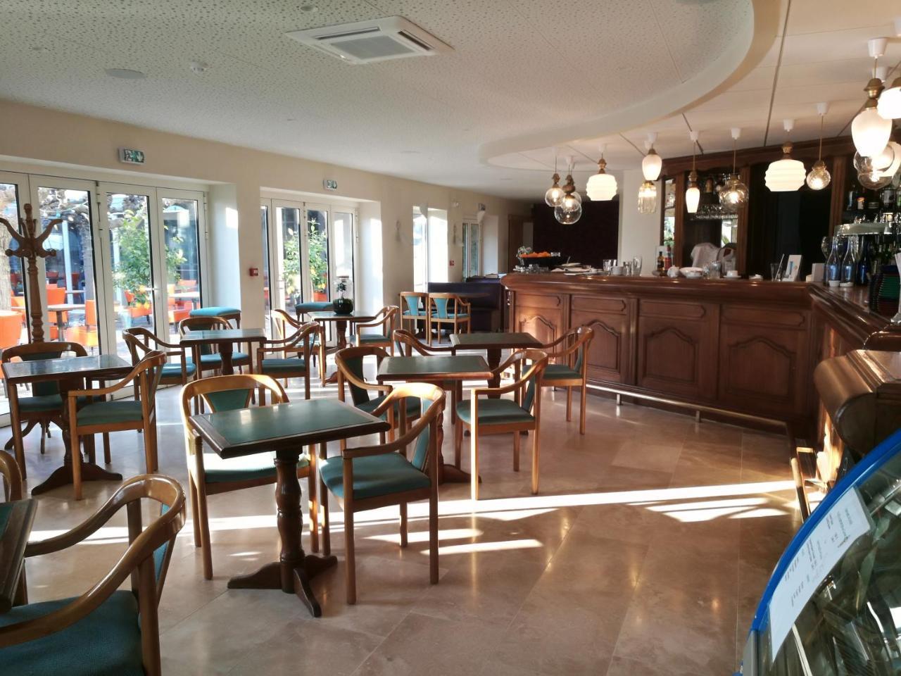 Hotel Le Provencal Logishotels Ле Исамбр Екстериор снимка