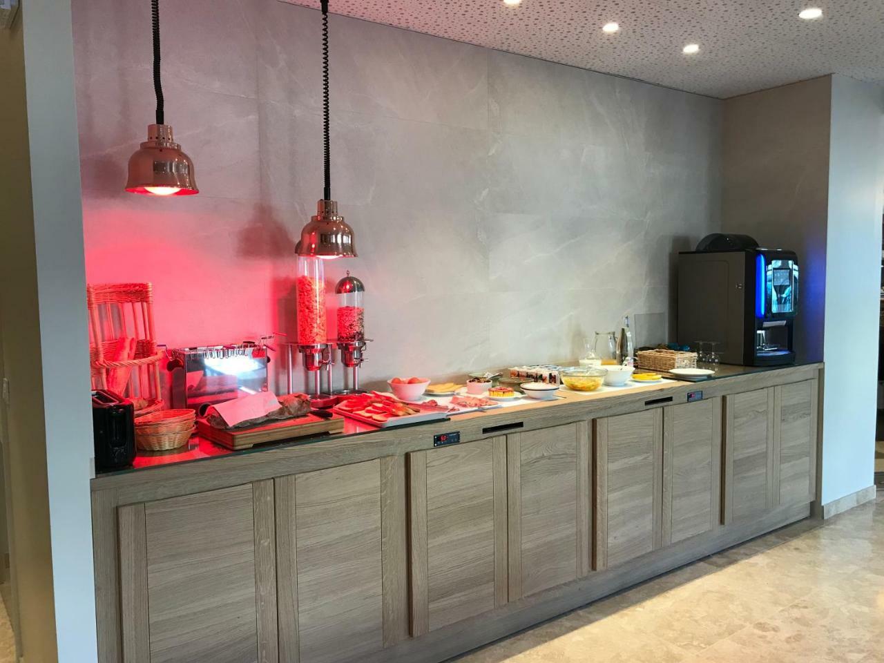 Hotel Le Provencal Logishotels Ле Исамбр Екстериор снимка